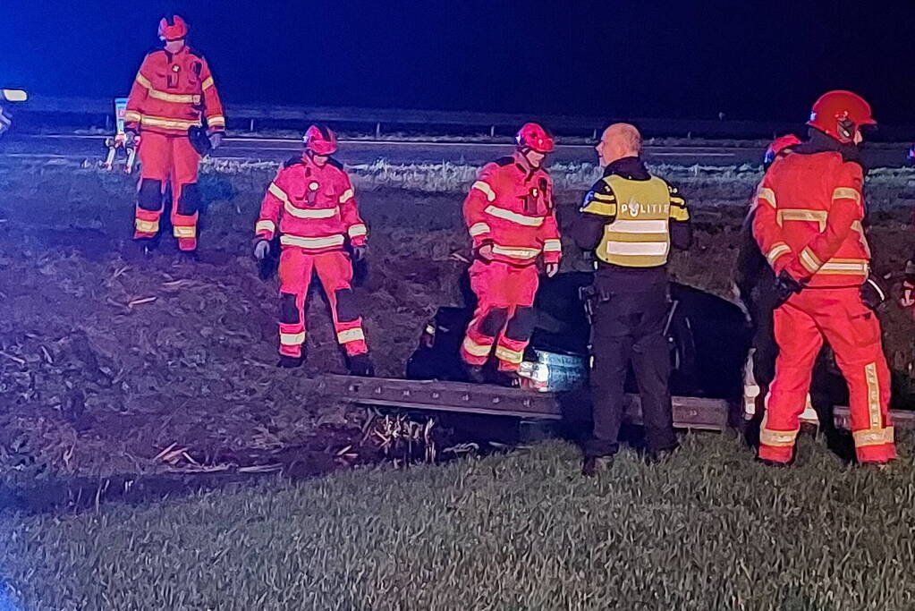 Automobilist raakt van de snelweg belandt in sloot