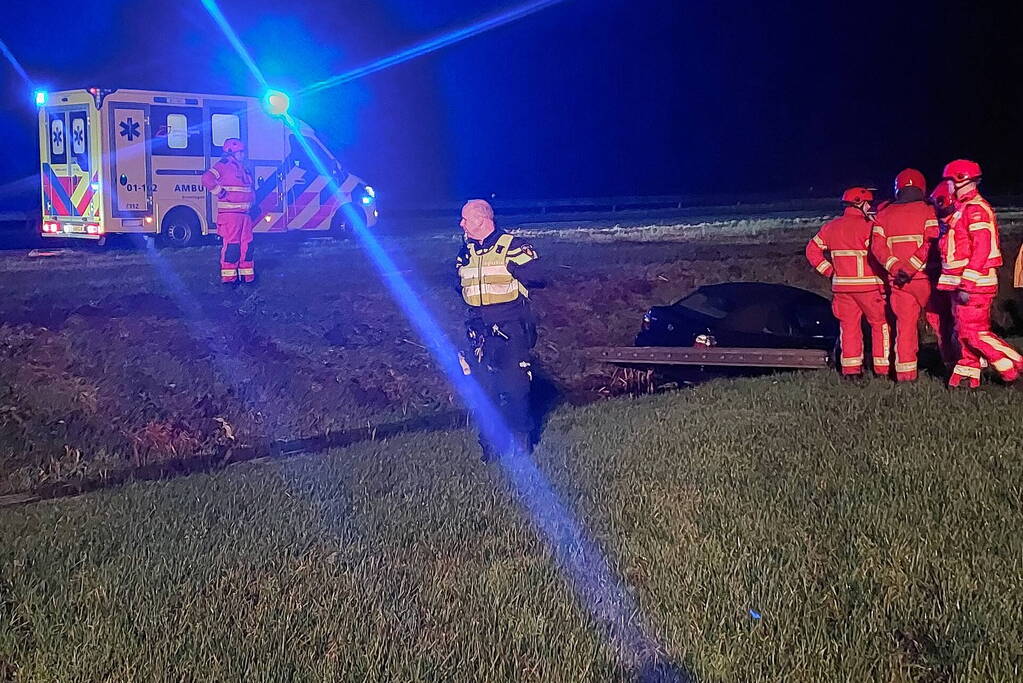 Automobilist raakt van de snelweg belandt in sloot