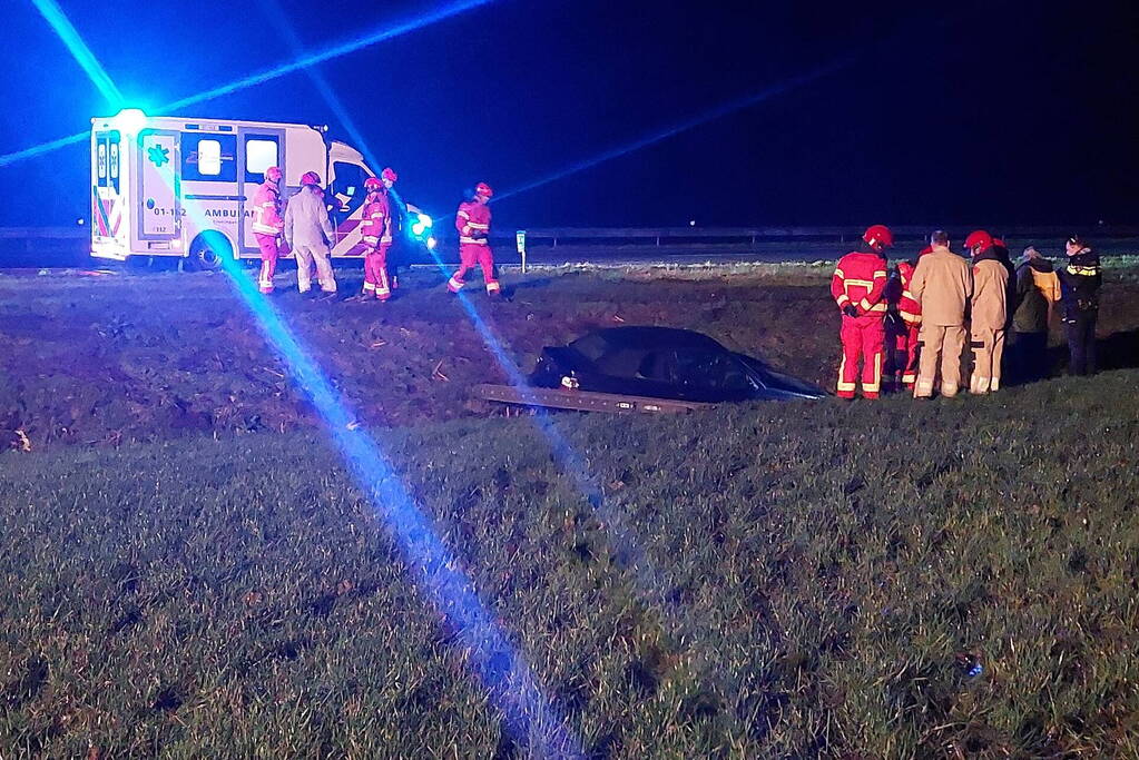 Automobilist raakt van de snelweg belandt in sloot