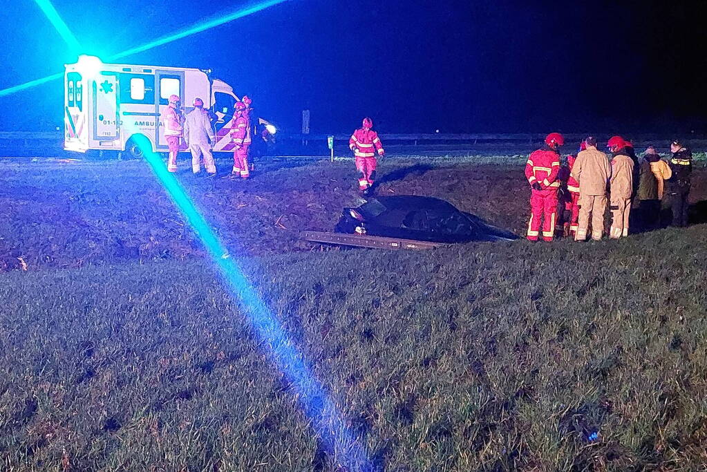 Automobilist raakt van de snelweg belandt in sloot