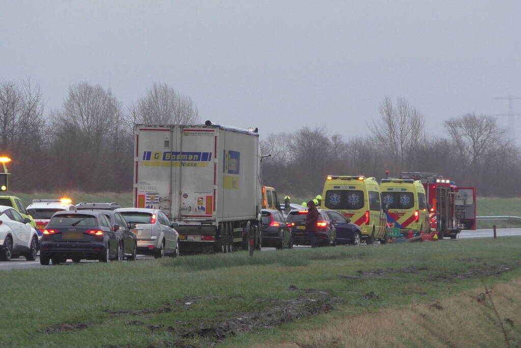 Meerdere voertuigen botsen en trailer raakt los