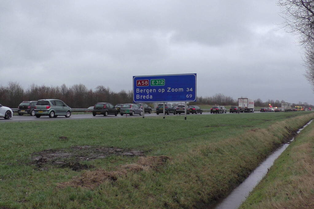 Meerdere voertuigen botsen en trailer raakt los