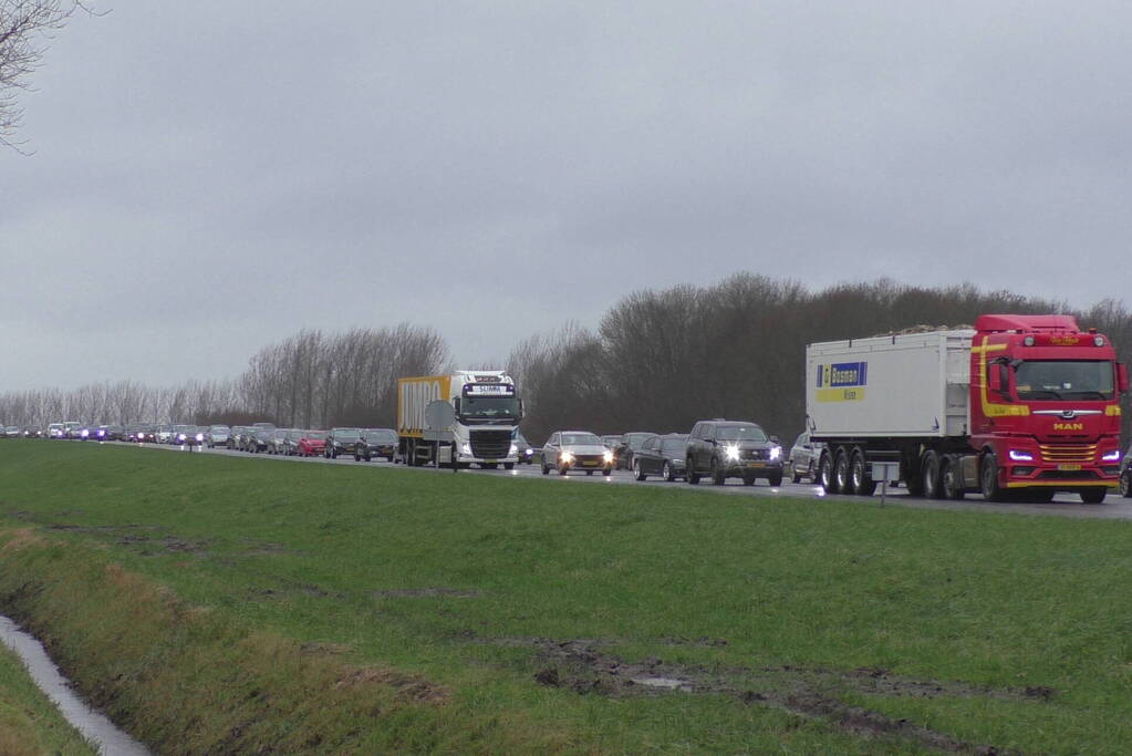 Meerdere voertuigen botsen en trailer raakt los