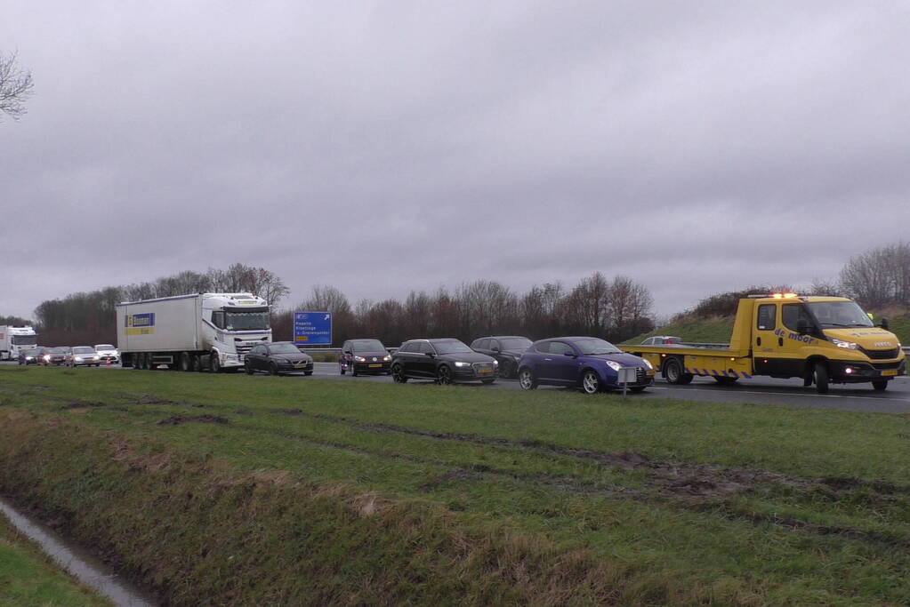 Meerdere voertuigen botsen en trailer raakt los