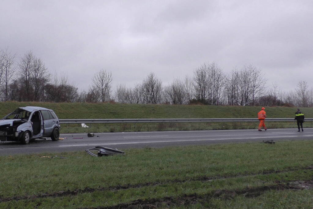 Meerdere voertuigen botsen en trailer raakt los