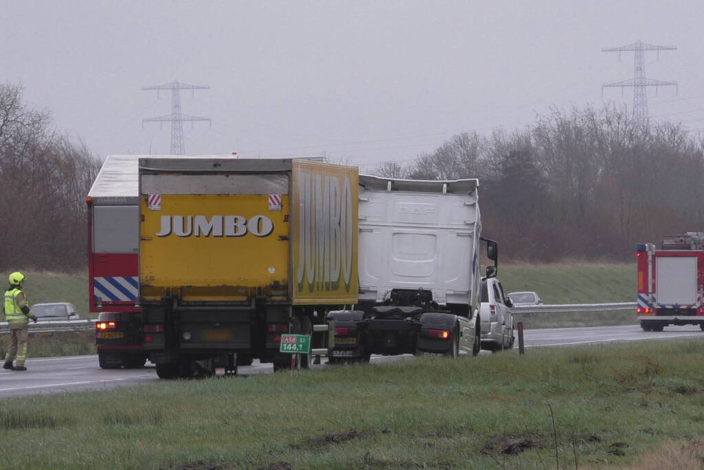 Meerdere voertuigen botsen en trailer raakt los