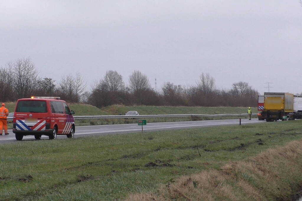 Meerdere voertuigen botsen en trailer raakt los