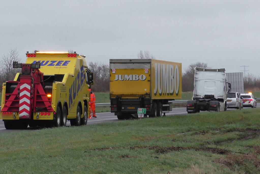 Meerdere voertuigen botsen en trailer raakt los