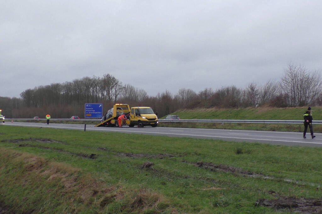 Meerdere voertuigen botsen en trailer raakt los