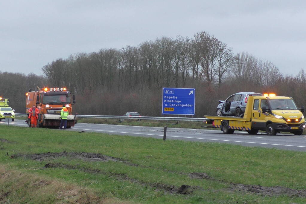 Meerdere voertuigen botsen en trailer raakt los