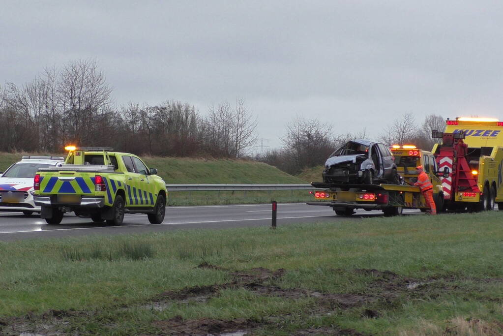 Meerdere voertuigen botsen en trailer raakt los