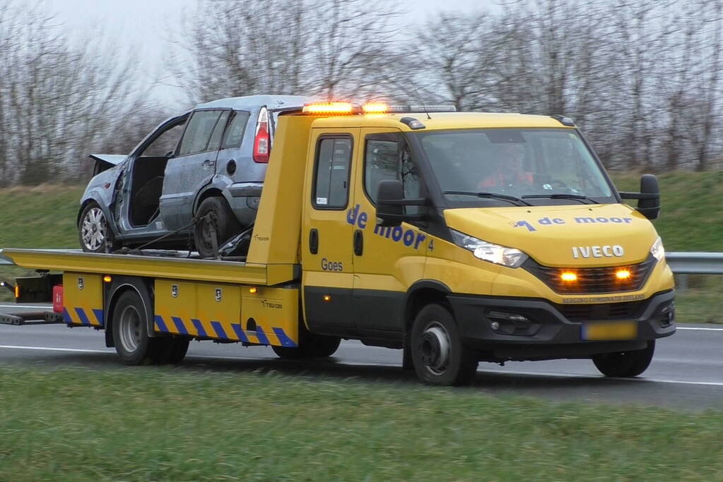 Meerdere voertuigen botsen en trailer raakt los