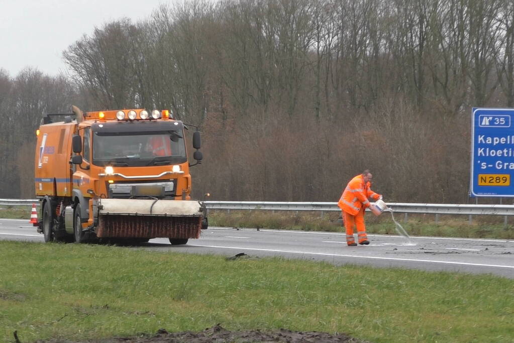 Meerdere voertuigen botsen en trailer raakt los