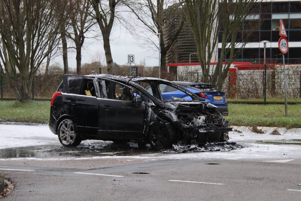 Auto volledig uitgebrand