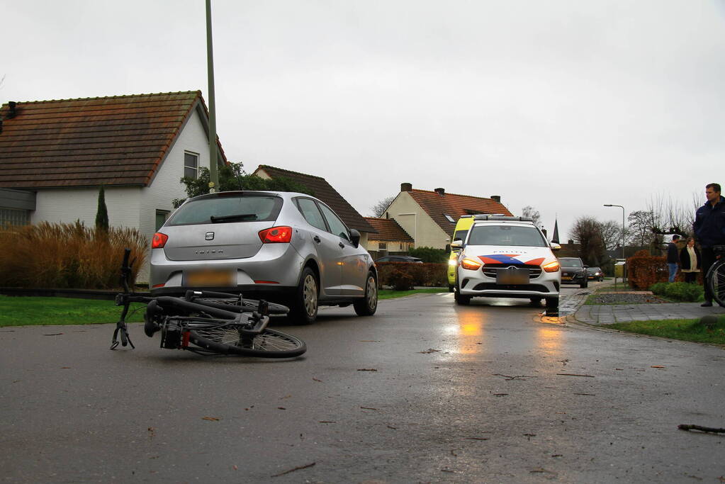 Fietser ernstig gewond bij aanrijding met personenauto