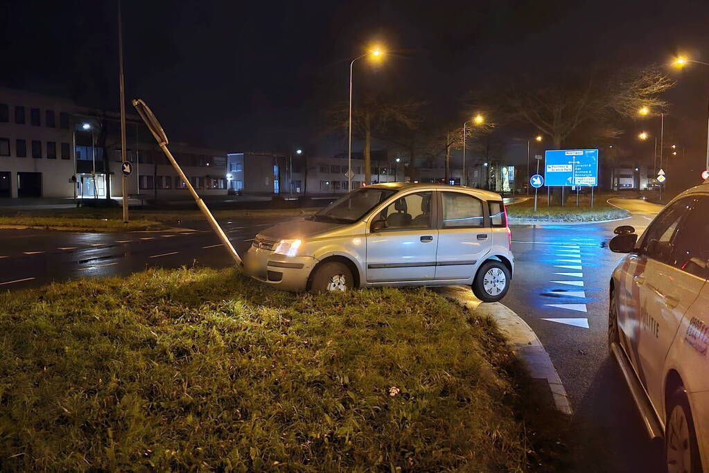 Automobilist neemt bocht te kort en rijdt tegen verkeersbord