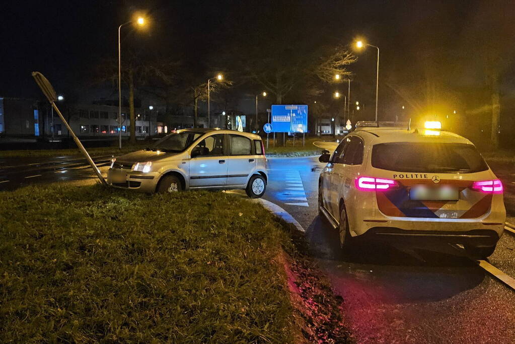 Automobilist neemt bocht te kort en rijdt tegen verkeersbord