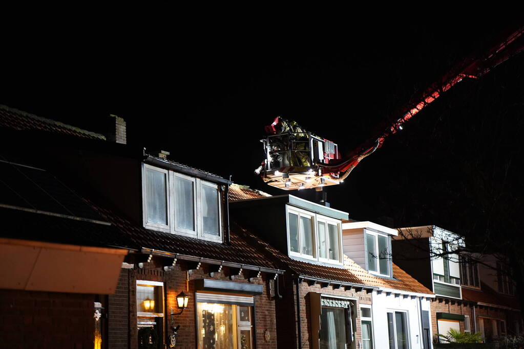 Nok van woning waait los door harde wind