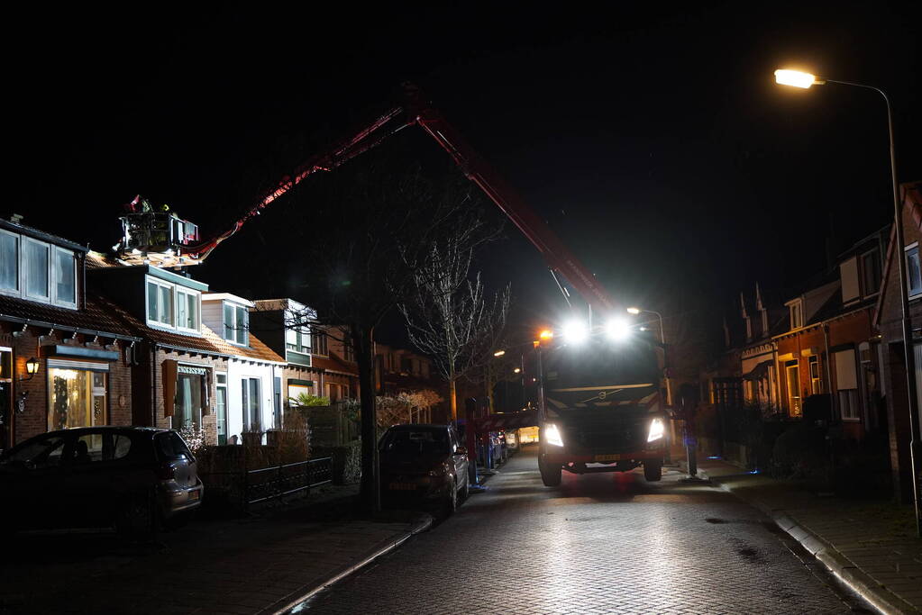 Nok van woning waait los door harde wind