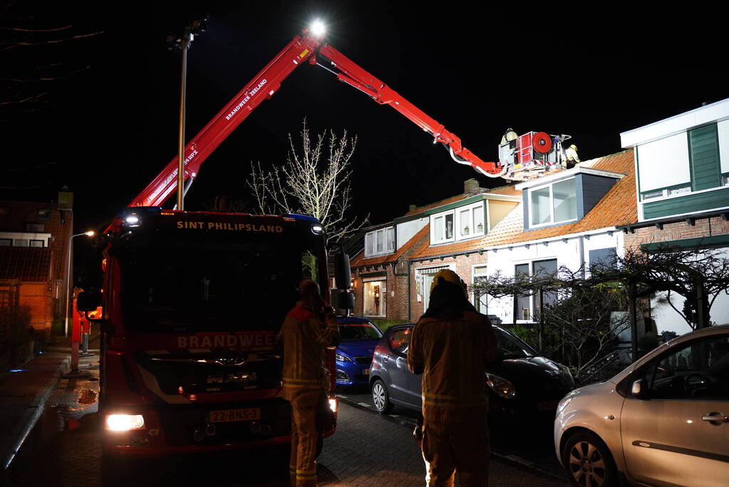 Nok van woning waait los door harde wind