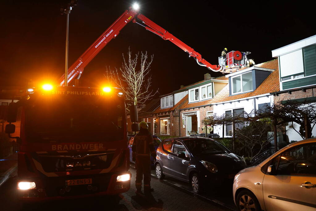 Nok van woning waait los door harde wind