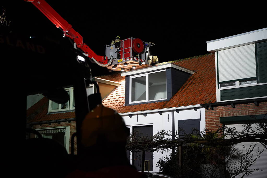 Nok van woning waait los door harde wind