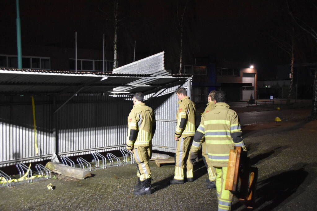 Fietshok dreigt weg te waaien