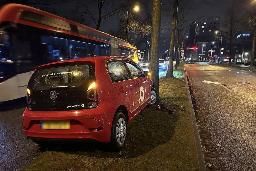 Bejaard echtpaar gewond bij botsing tegen boom