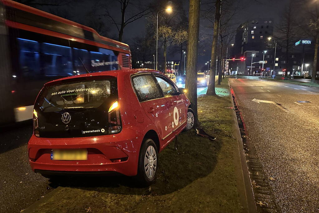 Bejaard echtpaar gewond bij botsing tegen boom