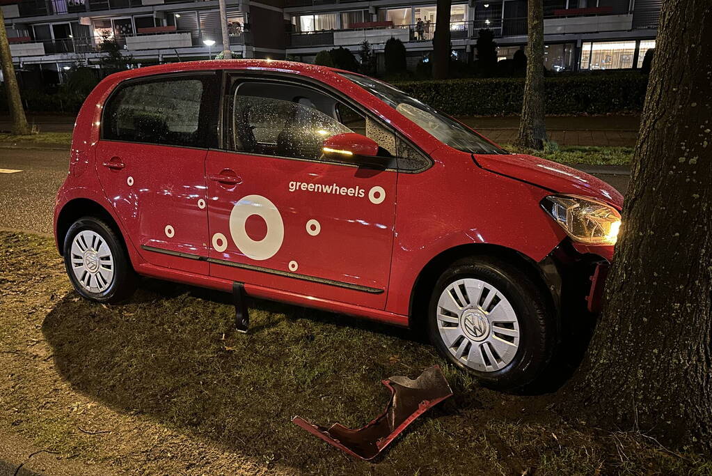 Bejaard echtpaar gewond bij botsing tegen boom