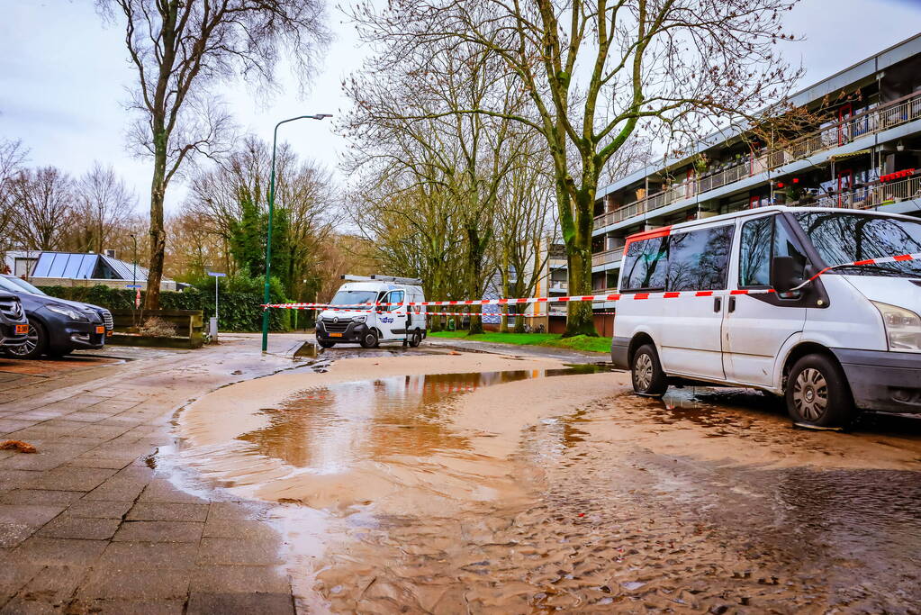 Straat afgesloten door waterleidingbreuk