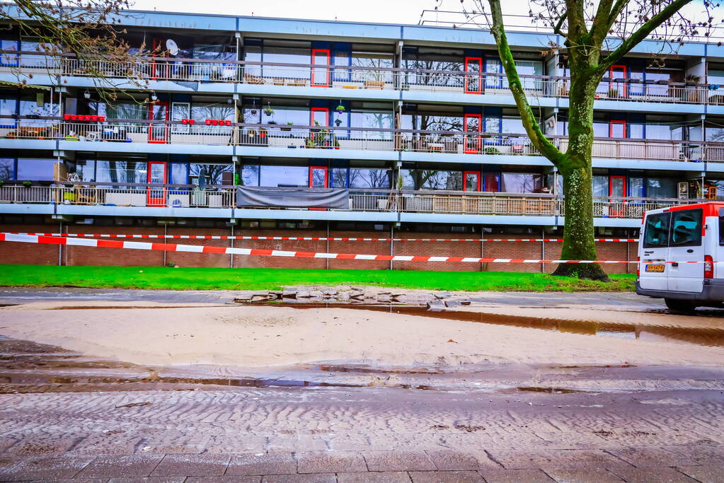 Straat afgesloten door waterleidingbreuk