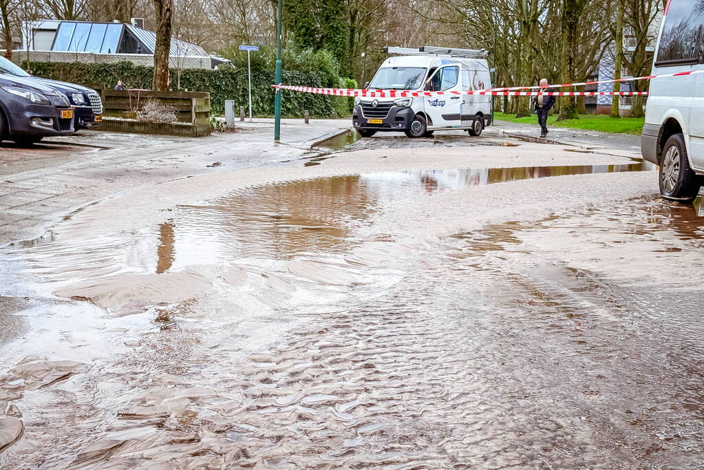 Straat afgesloten door waterleidingbreuk