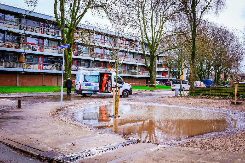 Straat afgesloten door waterleidingbreuk