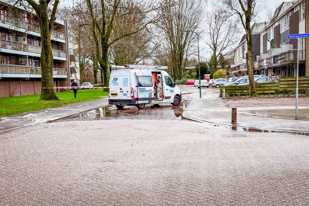 Straat afgesloten door waterleidingbreuk