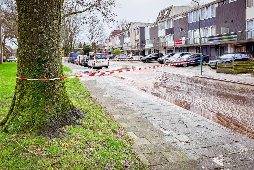 Straat afgesloten door waterleidingbreuk