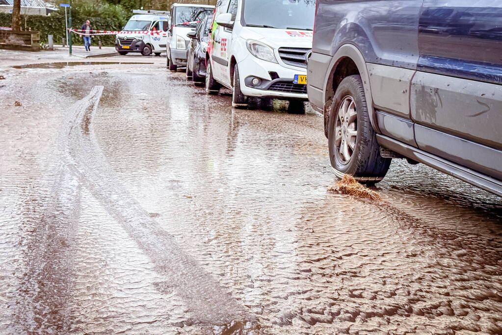 Straat afgesloten door waterleidingbreuk