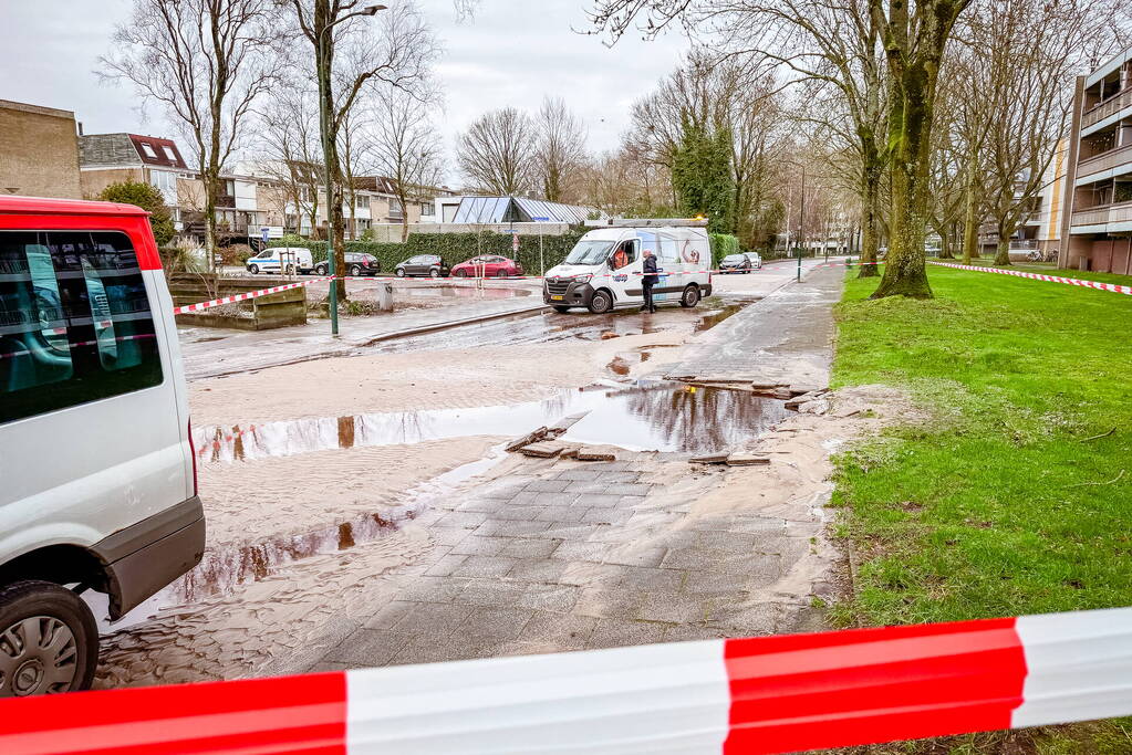 Straat afgesloten door waterleidingbreuk