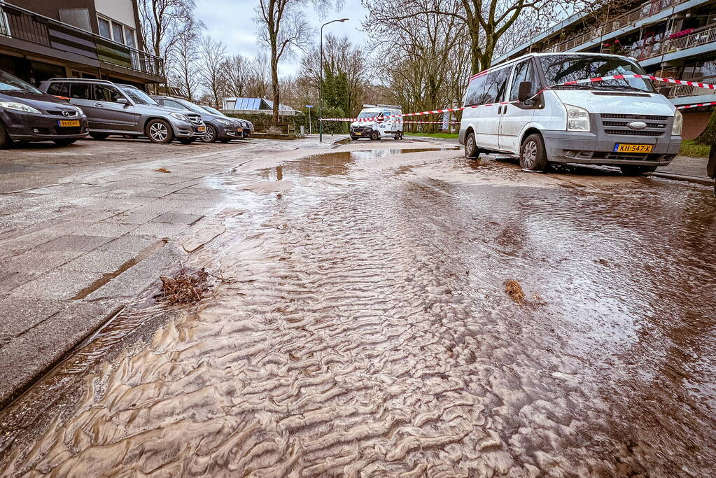 Straat afgesloten door waterleidingbreuk