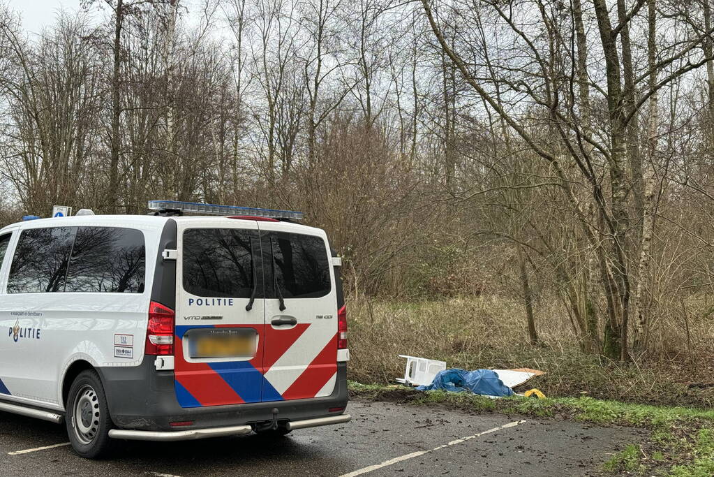 Meerdere vaten en afval gevonden bij parkeerplaats