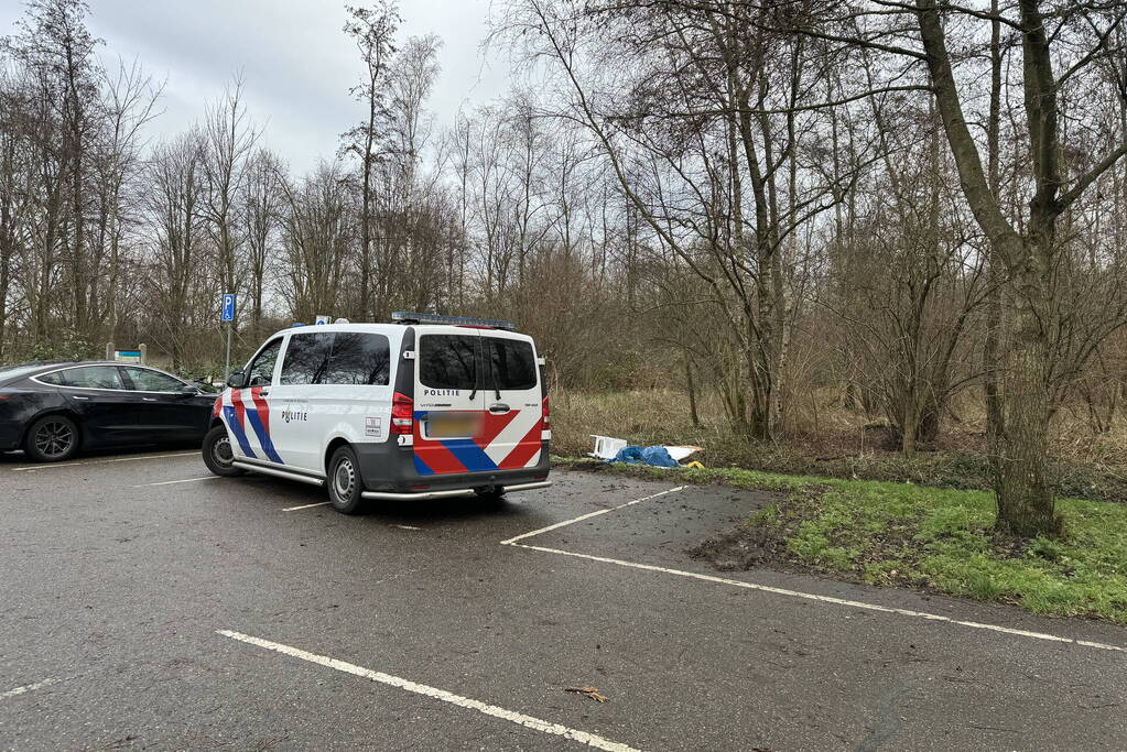 Meerdere vaten en afval gevonden bij parkeerplaats