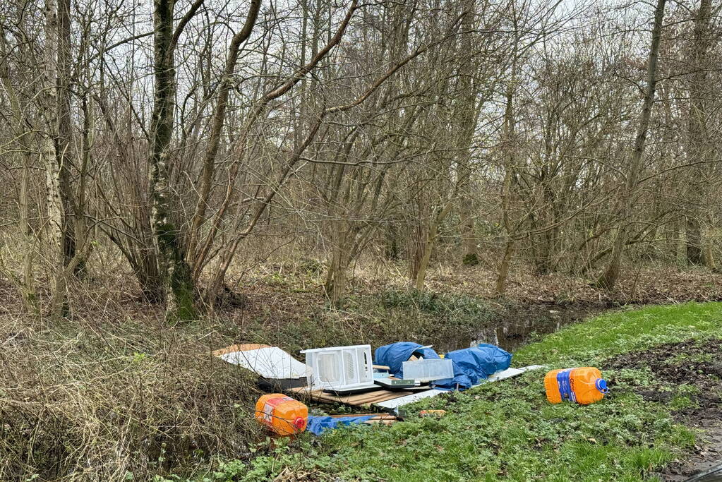 Meerdere vaten en afval gevonden bij parkeerplaats