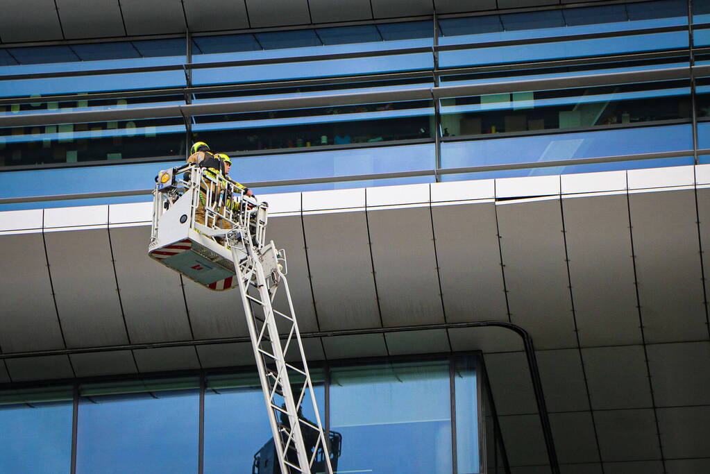 Loszittende gevelplaat bij gebouw van mboRijnland