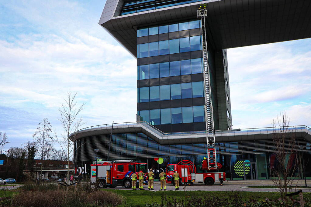 Loszittende gevelplaat bij gebouw van mboRijnland