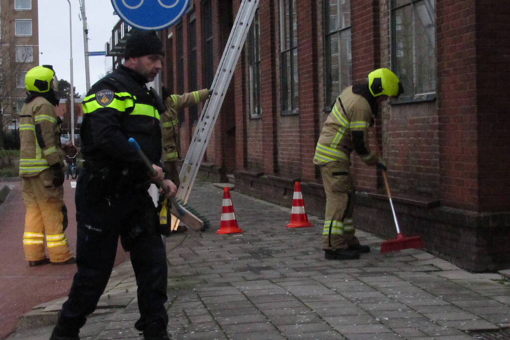 Ruit van gebouw gesprongen, brandweer ingezet