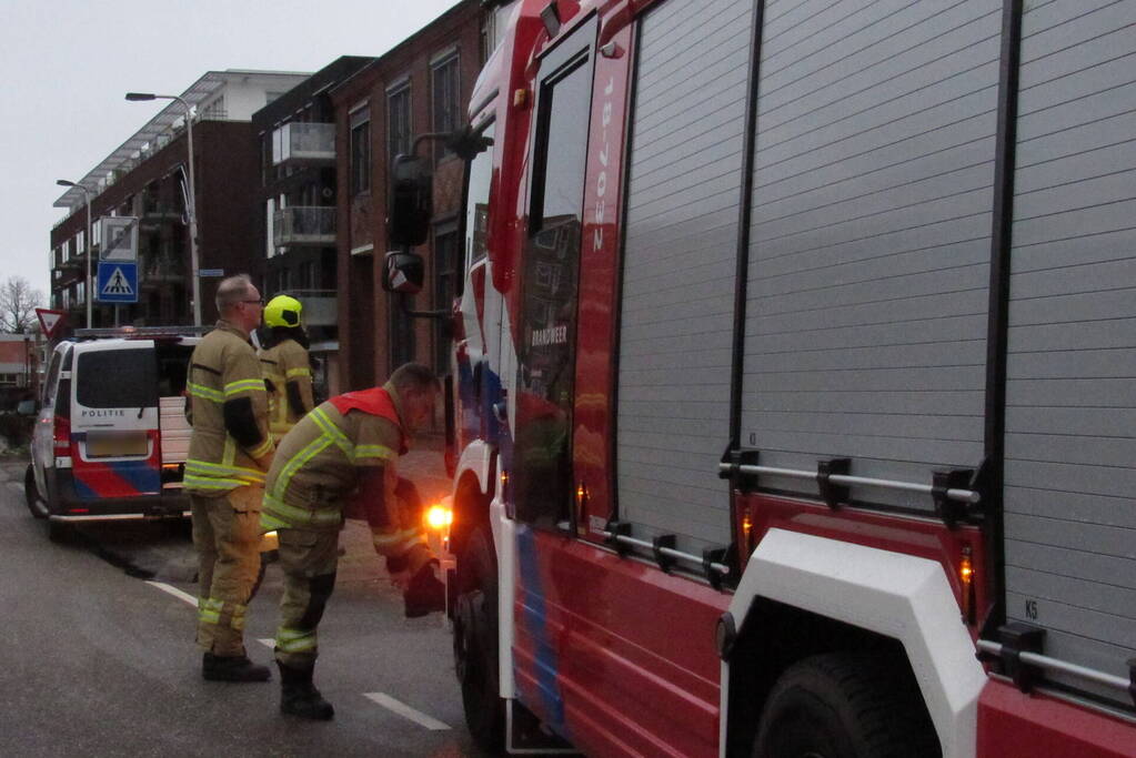 Ruit van gebouw gesprongen, brandweer ingezet