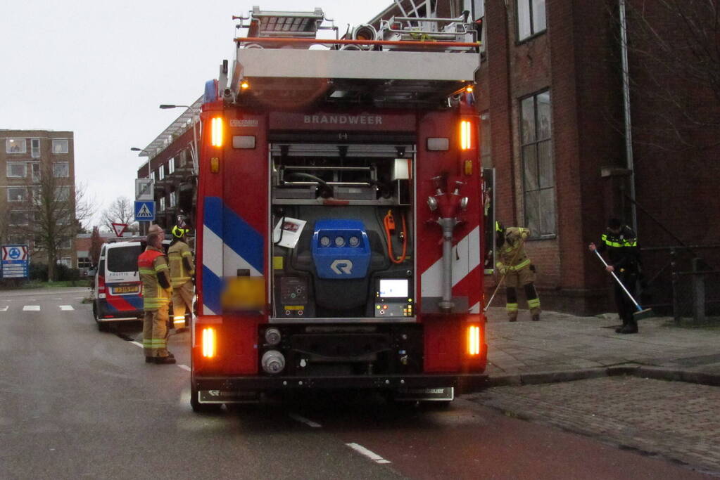 Ruit van gebouw gesprongen, brandweer ingezet