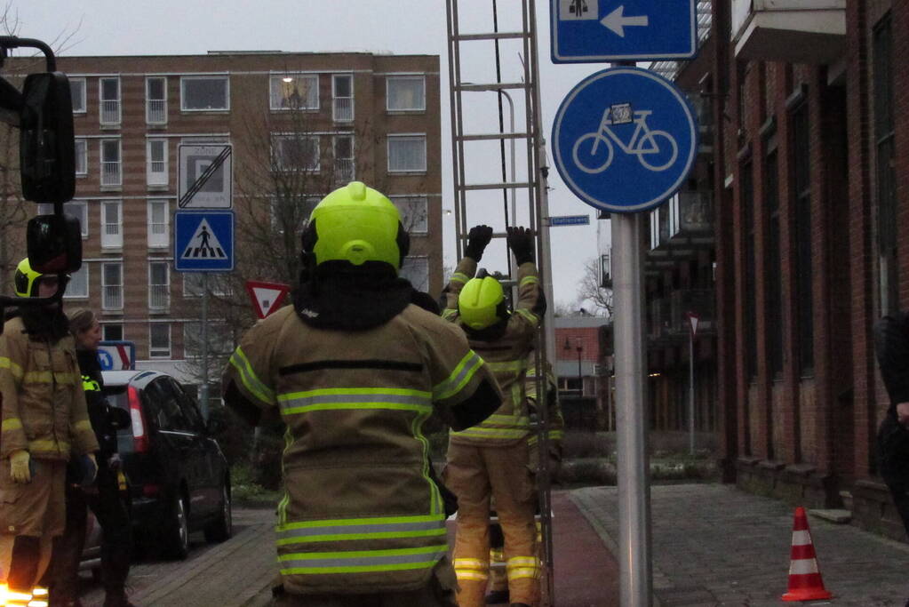 Ruit van gebouw gesprongen, brandweer ingezet