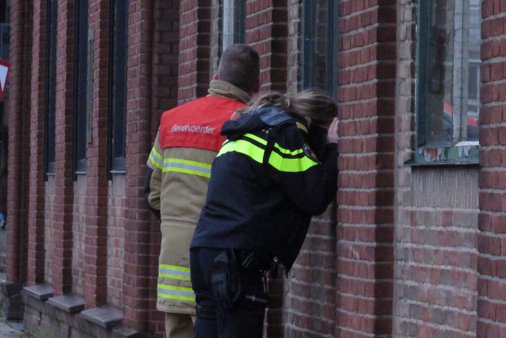 Ruit van gebouw gesprongen, brandweer ingezet