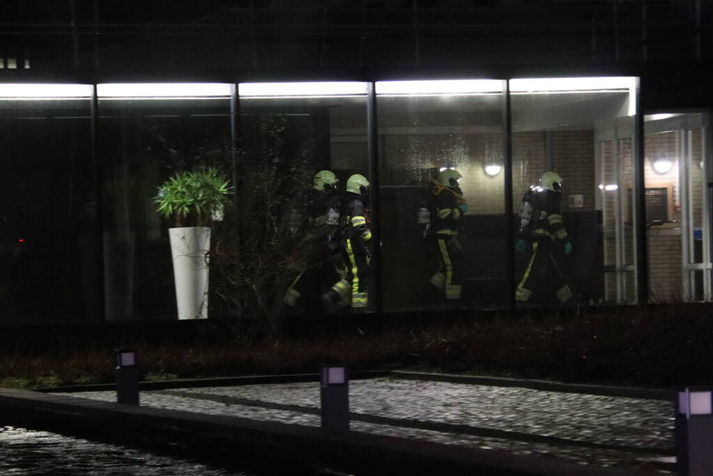 Zoektocht naar vastzittend persoon in bedrijfspand